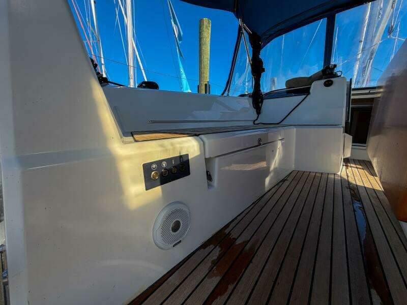 Happy Ours 42ft Beneteau Yacht For Sale