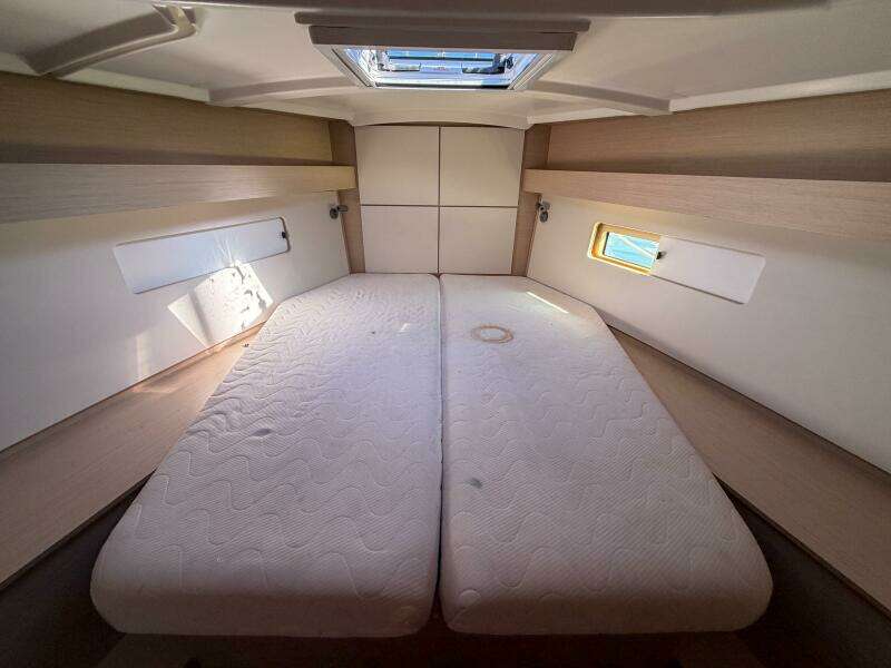 Happy Ours 42ft Beneteau Yacht For Sale