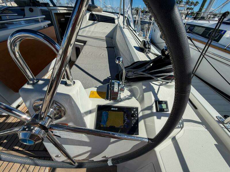 Happy Ours 42ft Beneteau Yacht For Sale