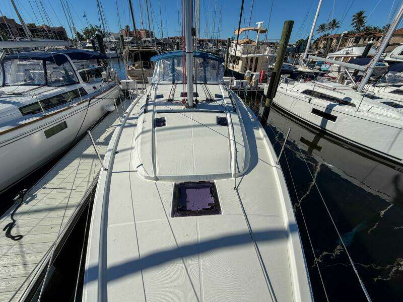 Happy Ours 42ft Beneteau Yacht For Sale