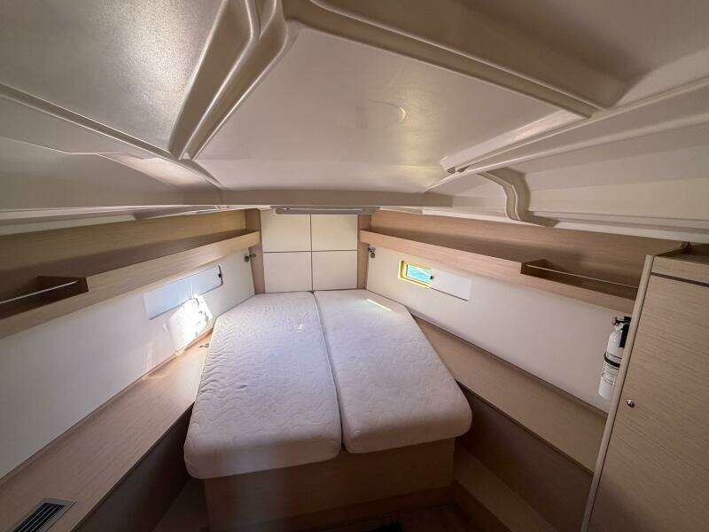 Happy Ours 40ft Beneteau Yacht For Sale