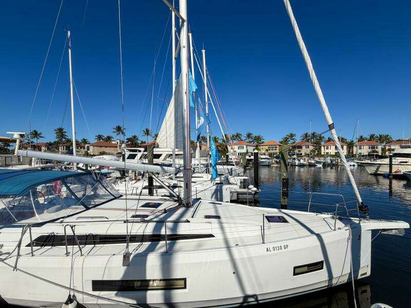 Happy Ours 42ft Beneteau Yacht For Sale