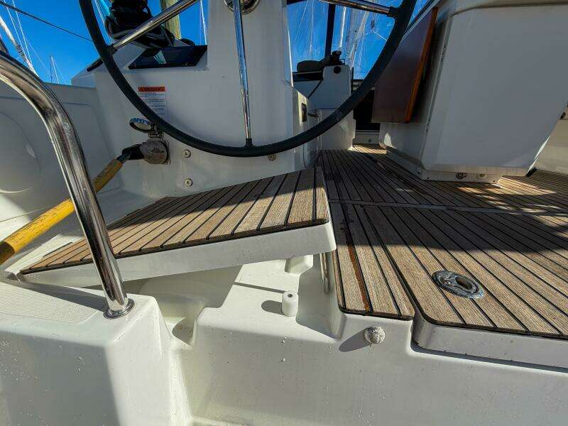 Happy Ours 42ft Beneteau Yacht For Sale