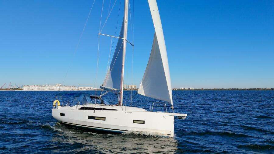 Happy Ours 42ft Beneteau Yacht For Sale