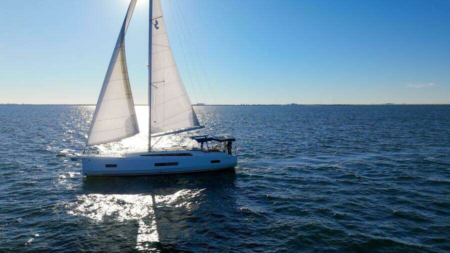 Happy Ours 42ft Beneteau Yacht For Sale