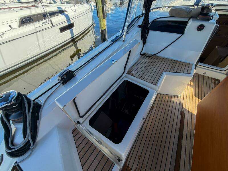 Happy Ours 42ft Beneteau Yacht For Sale