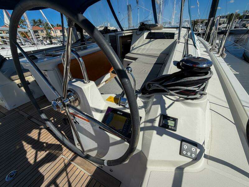 Happy Ours 42ft Beneteau Yacht For Sale