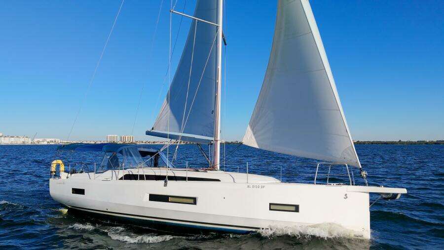 Happy Ours 42ft Beneteau Yacht For Sale