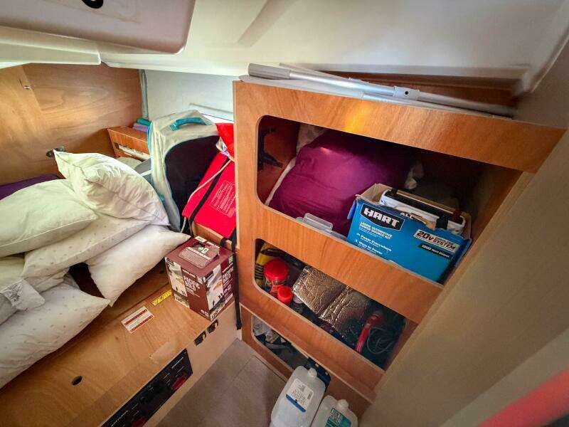 Happy Ours 42ft Beneteau Yacht For Sale