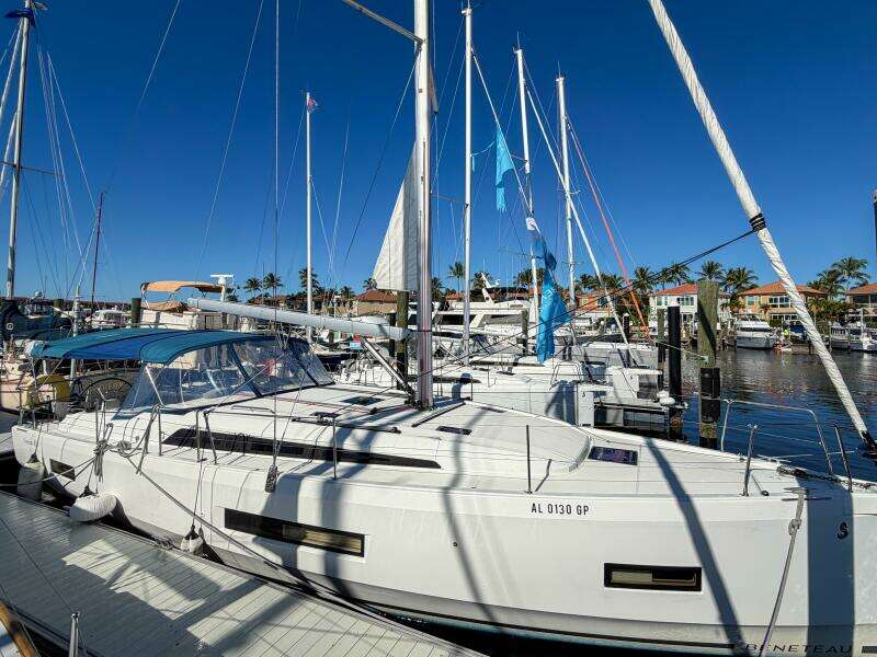 Happy Ours 42ft Beneteau Yacht For Sale