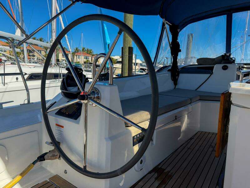 Happy Ours 42ft Beneteau Yacht For Sale