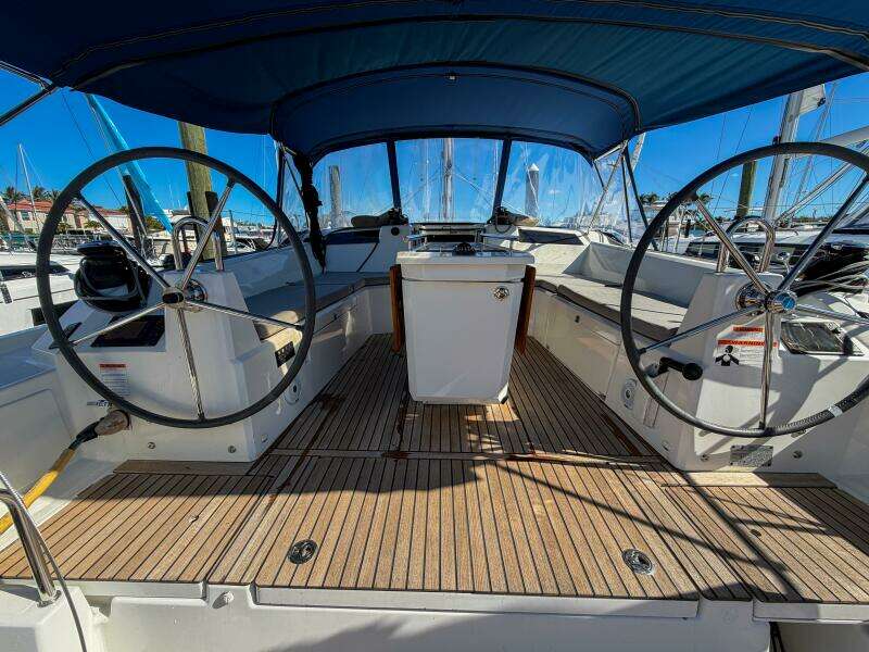 Happy Ours 42ft Beneteau Yacht For Sale