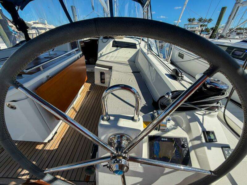 Happy Ours 42ft Beneteau Yacht For Sale