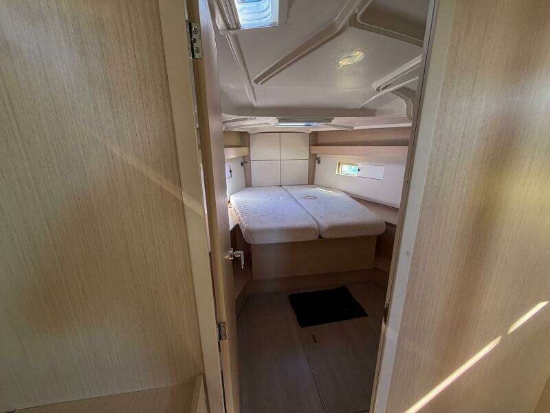 Happy Ours 42ft Beneteau Yacht For Sale