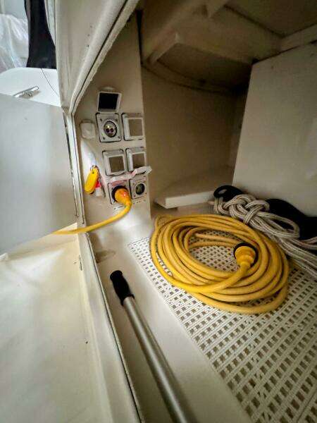 R amp R 37ft Carver Yacht For Sale