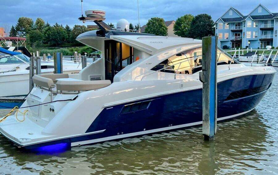 R amp R 37ft Carver Yacht For Sale