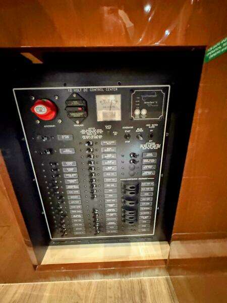 R amp R 37ft Carver Yacht For Sale