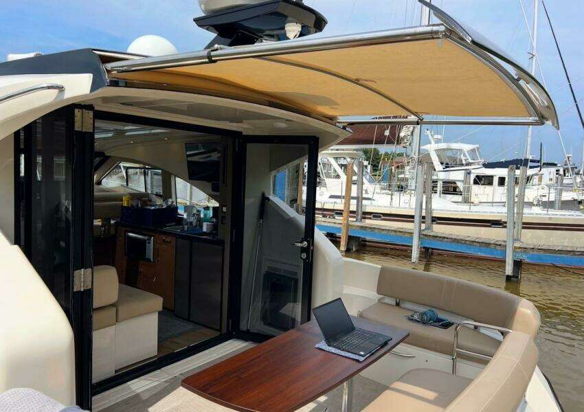 R amp R 37ft Carver Yacht For Sale