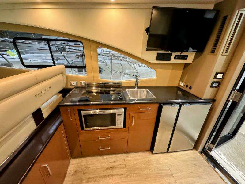 R amp R 37ft Carver Yacht For Sale