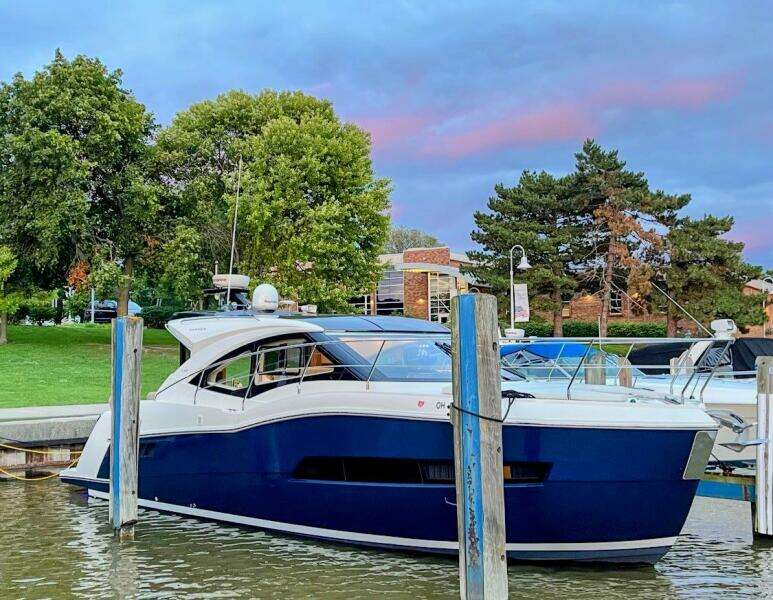 R amp R 37ft Carver Yacht For Sale