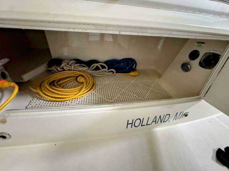 R amp R 37ft Carver Yacht For Sale