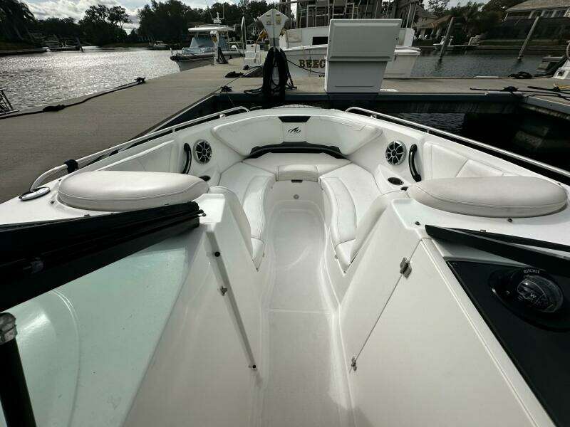 Live Life 27ft Monterey Yacht For Sale