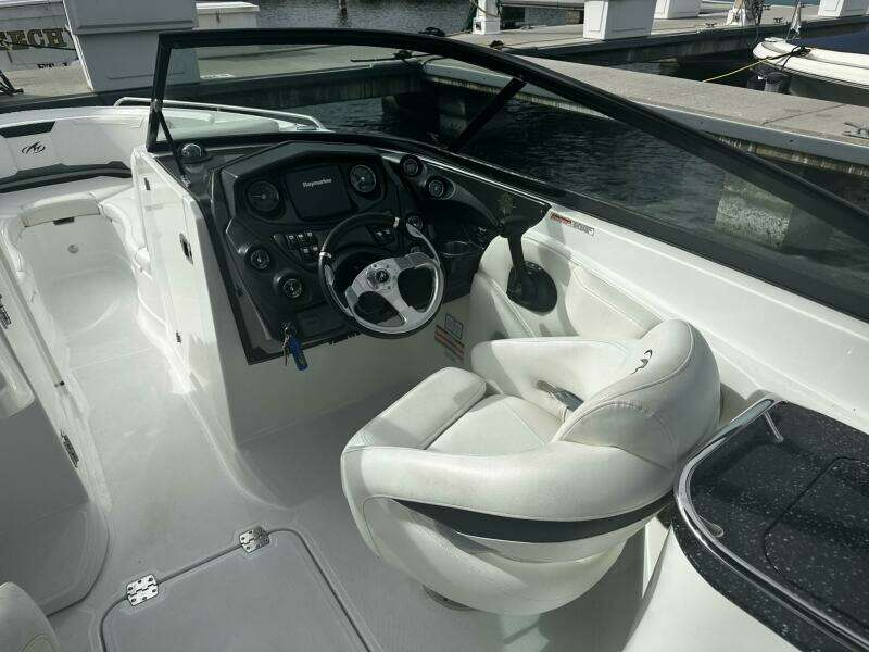 Live Life 27ft Monterey Yacht For Sale