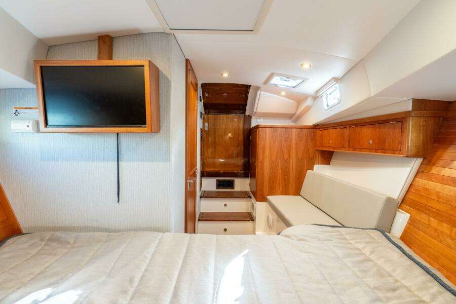 MJM 38RS Cabin