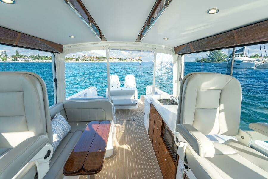 MJM 38RS Pilothouse