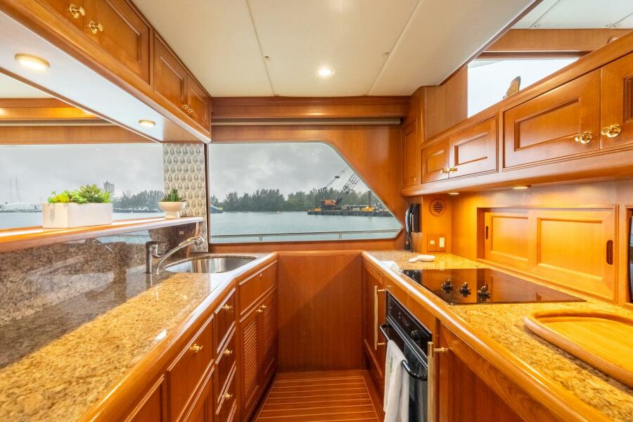 54' 2005 Offshore Yachts Pilothouse