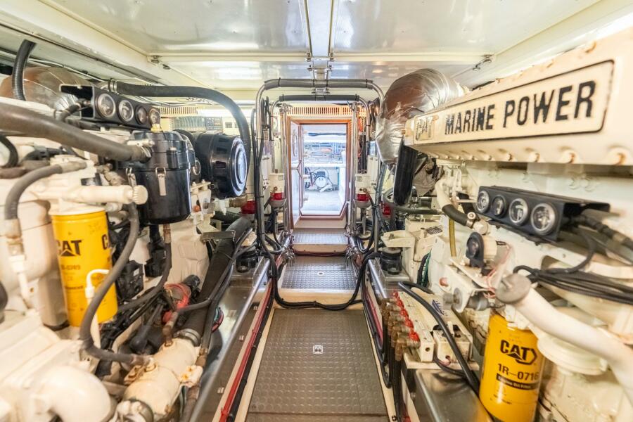 54' 2005 Offshore Yachts Pilothouse