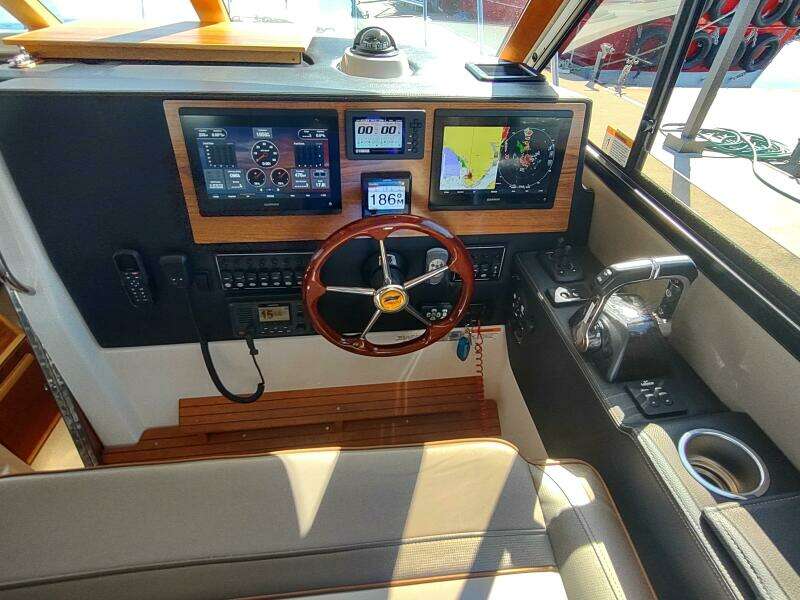 Wyvern 32ft Cutwater Yacht For Sale