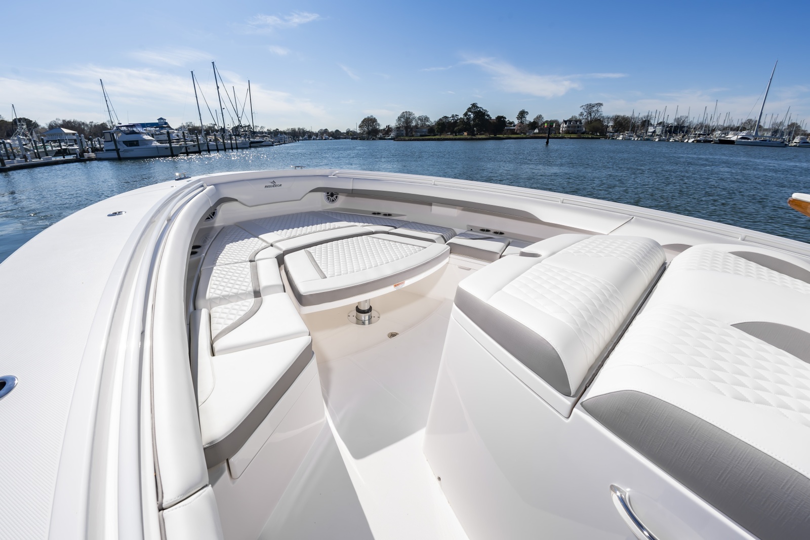2026 Regulator 37 — 37RegulatorHull047_024