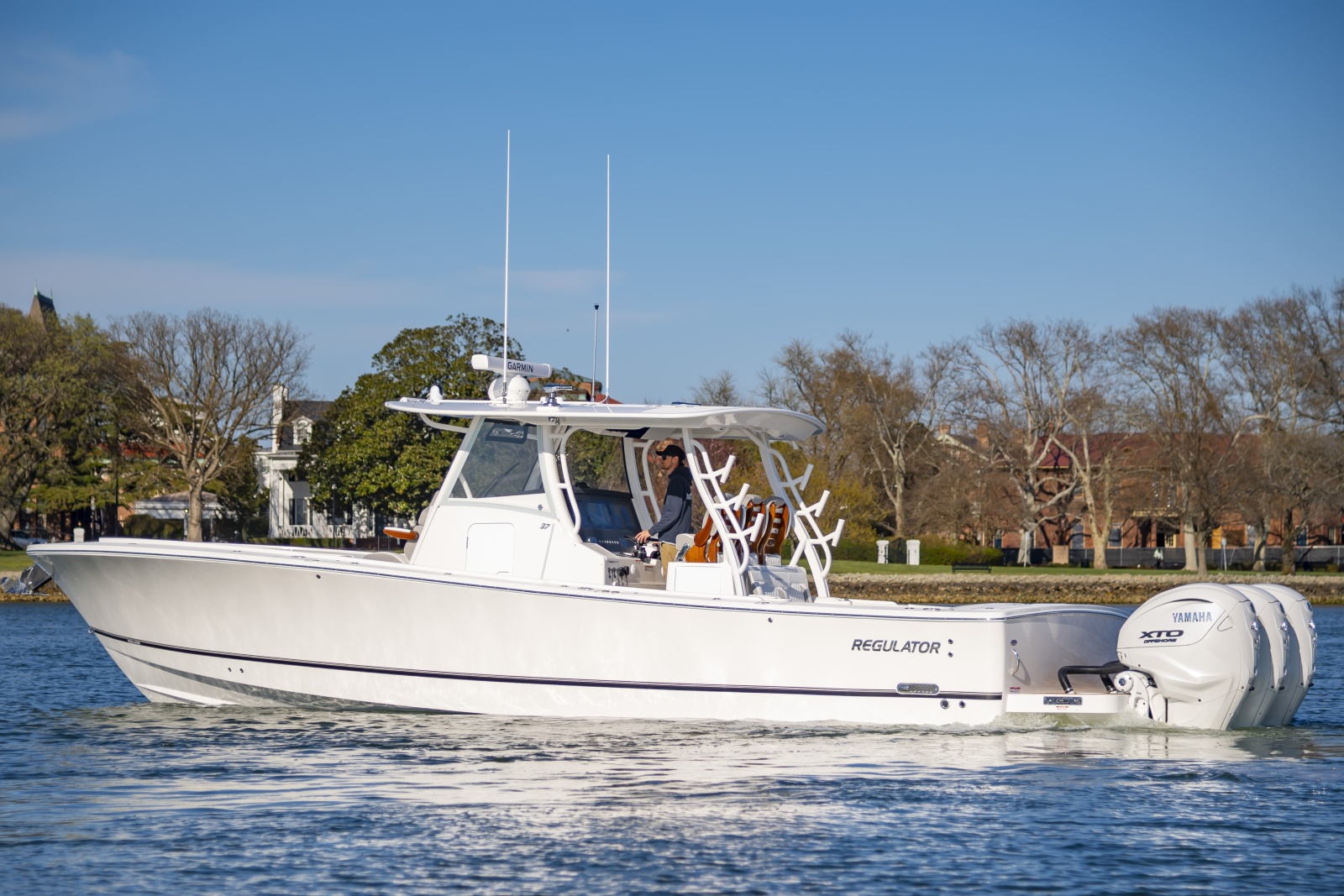 2026 Regulator 37 — 37RegulatorHull047_006