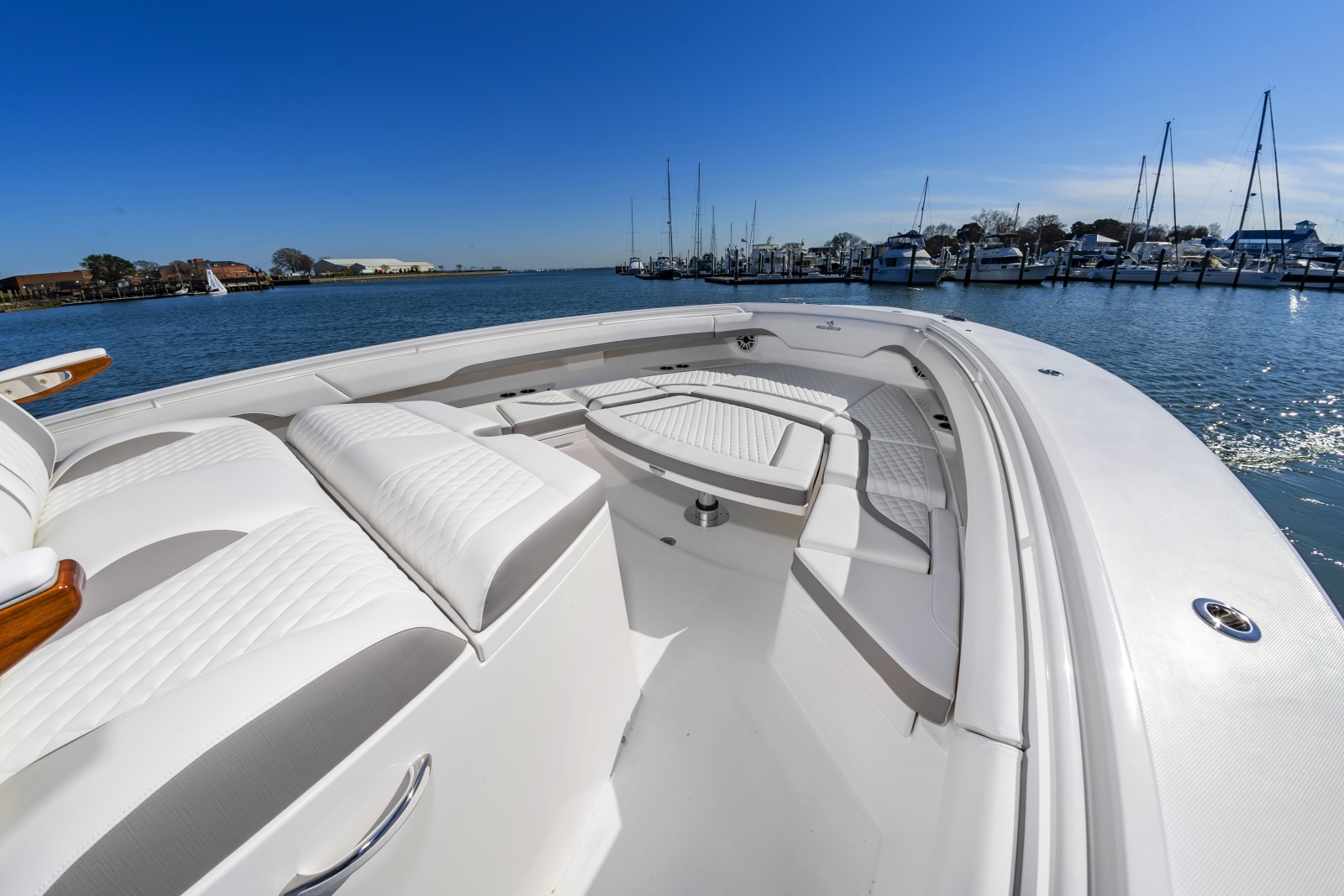 2026 Regulator 37 — 37RegulatorHull047_022