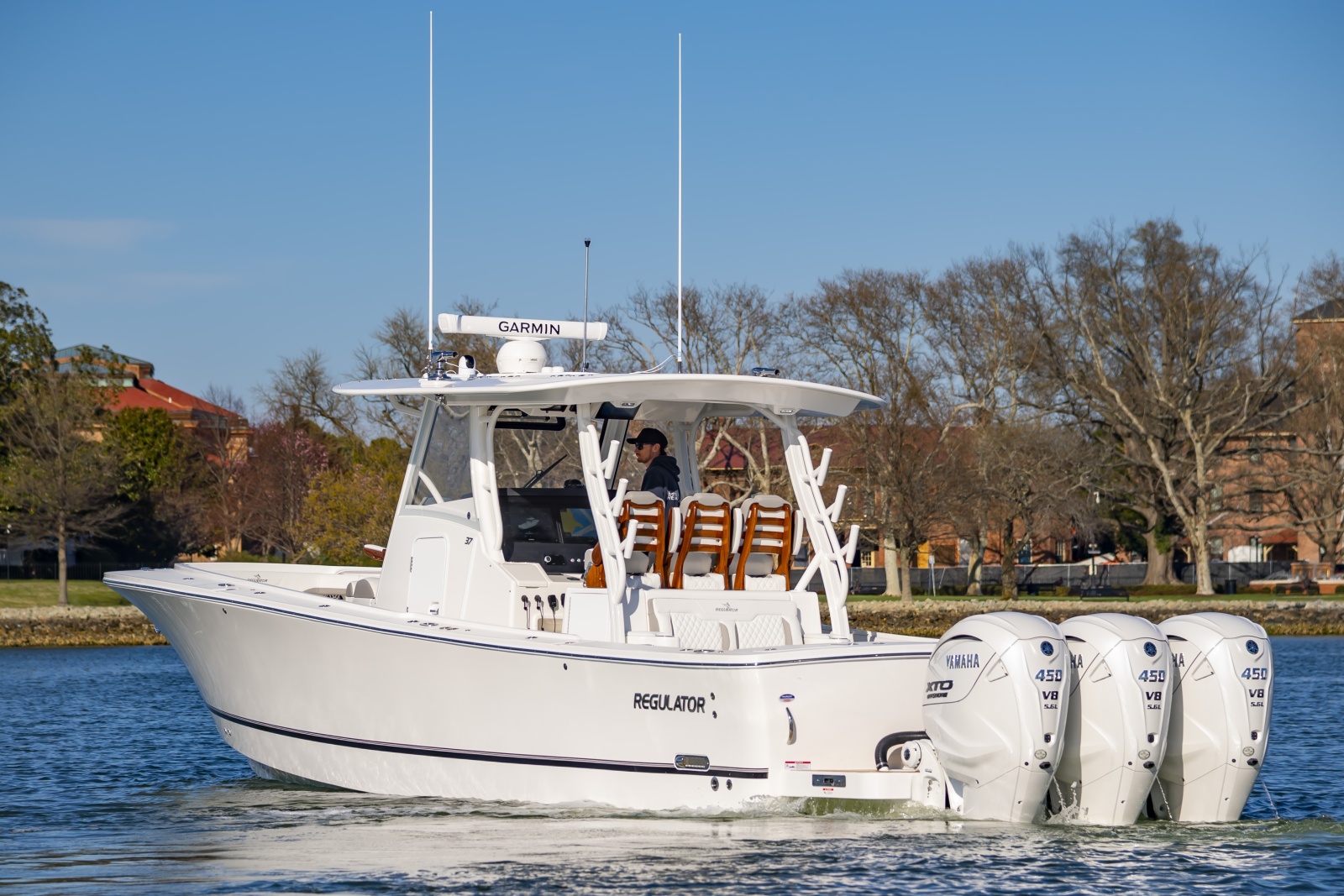 2026 Regulator 37 — 37RegulatorHull047_005