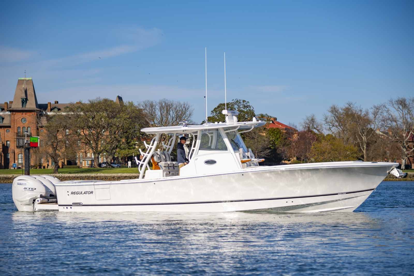 2026 Regulator 37 — 37RegulatorHull047_007