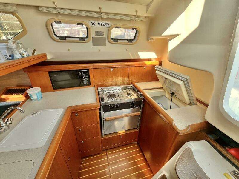 KITCAT 32ft Hunter Yacht For Sale