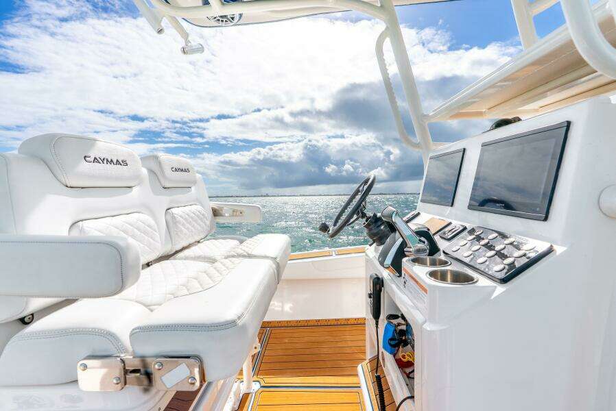 27ft Caymas Yacht For Sale