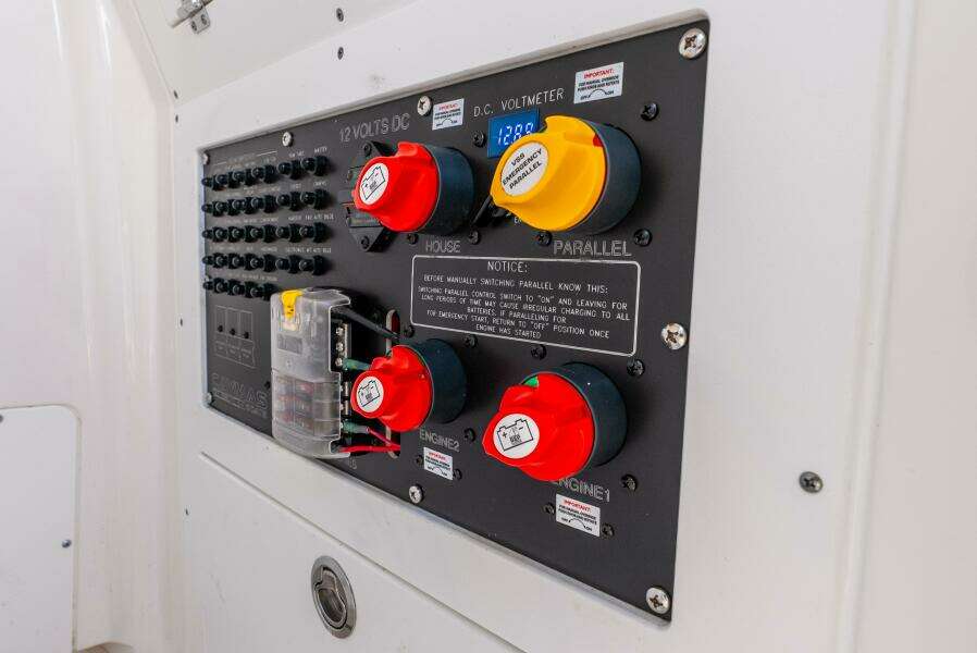 27ft Caymas Yacht For Sale