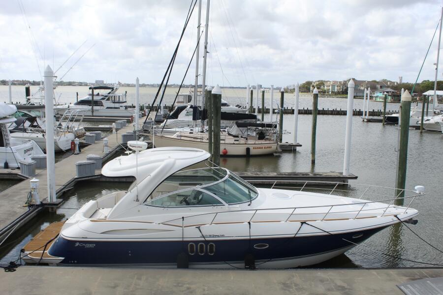 42' 2007 Cruisers Yachts 420 Express