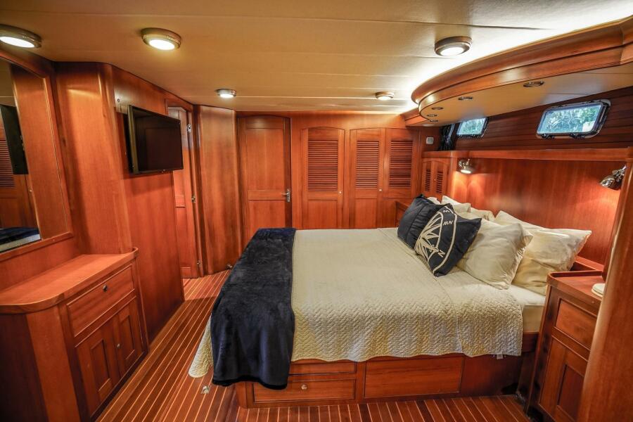 70' 2003 Marlow 70E