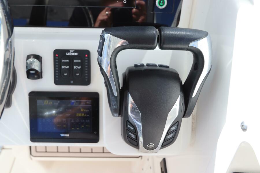 26' 2021 Edgewater 262CX Crossover