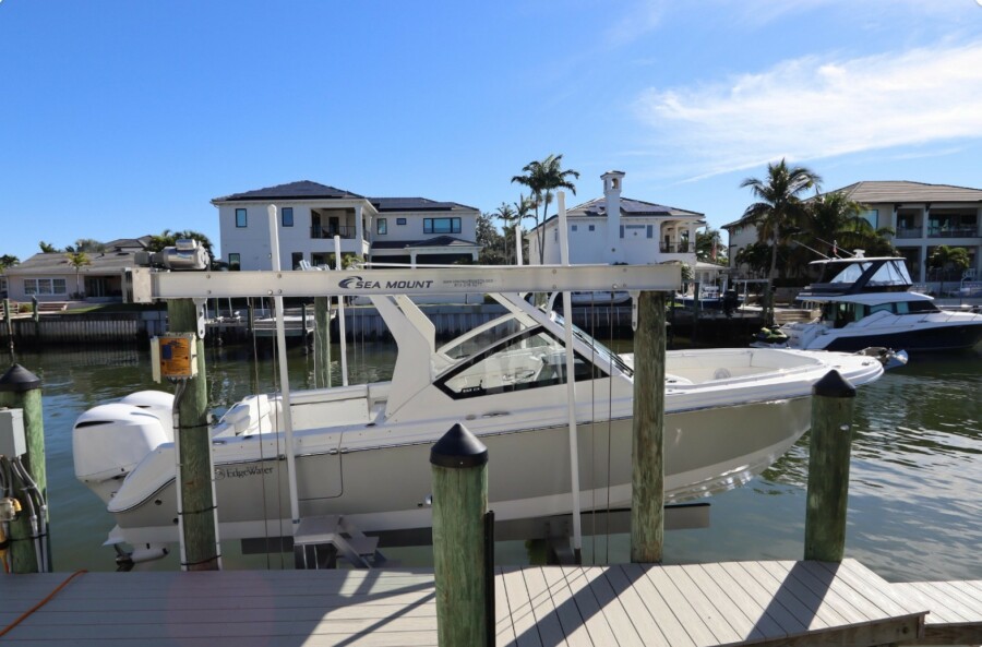 26' 2021 Edgewater 262CX Crossover