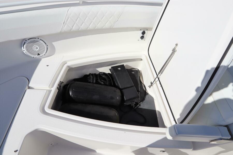 26' 2021 Edgewater 262CX Crossover