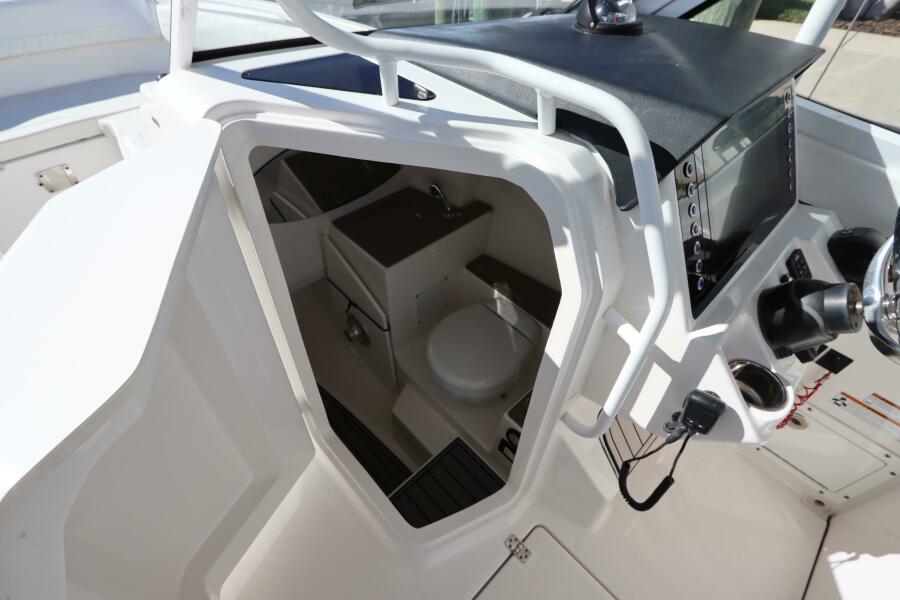 26' 2021 Edgewater 262CX Crossover