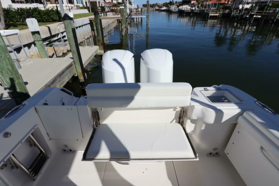 26' 2021 Edgewater 262CX Crossover