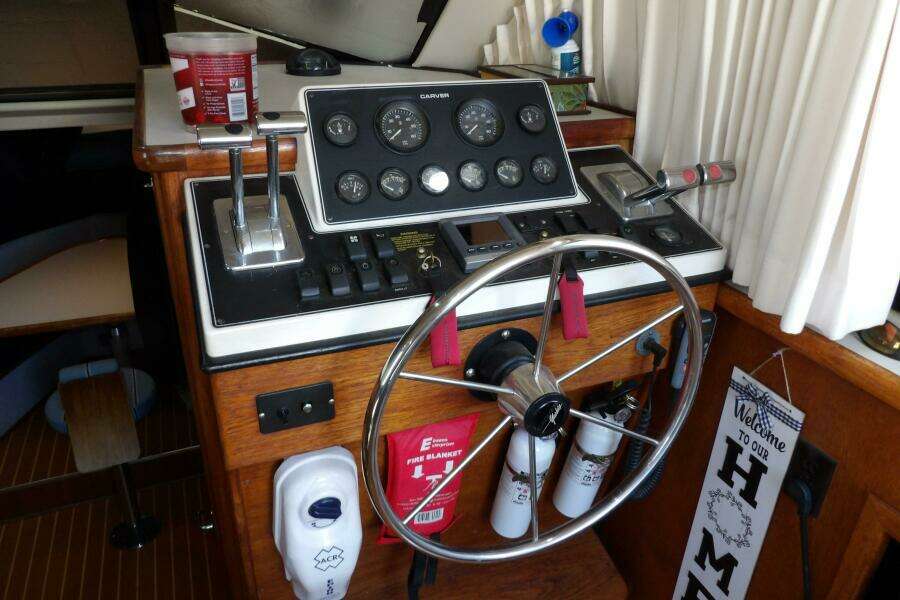 28ft Carver Yacht For Sale