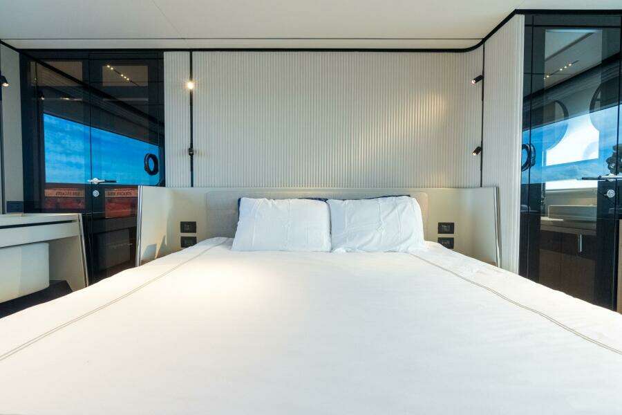 72ft Ferretti Yachts Yacht For Sale