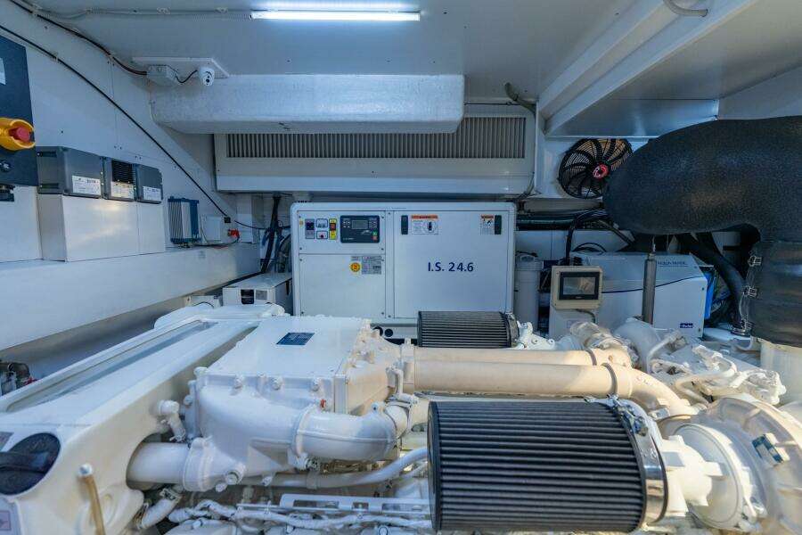 72ft Ferretti Yachts Yacht For Sale